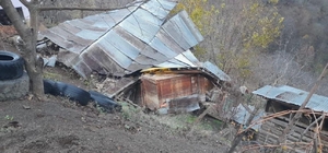 Artvin'de heyelan; ev, ahır ve samanlık çöktü, 1 inek öldü