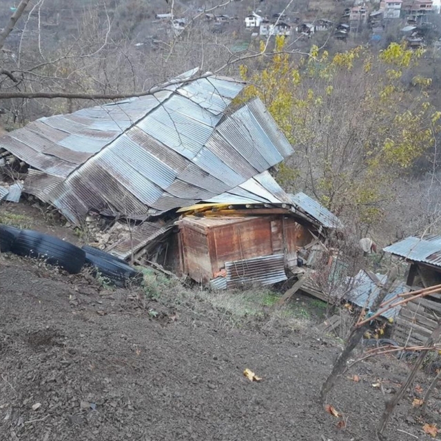 Artvin'de heyelan; ev, ahır ve samanlık çöktü, 1 inek öldü