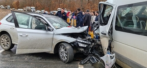 Kırklareli'nde yolcu minibüsü ile otomobilin çarpıştığı kazada 9 kişi yaral...