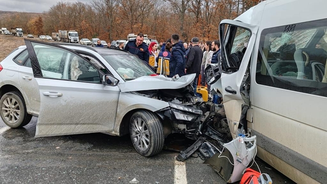 Kırklareli'nde yolcu minibüsü ile otomobilin çarpıştığı kazada 9 kişi yaralandı