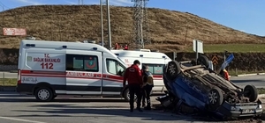 Çorum'da devrilen otomobildeki 3 kişi yaralandı