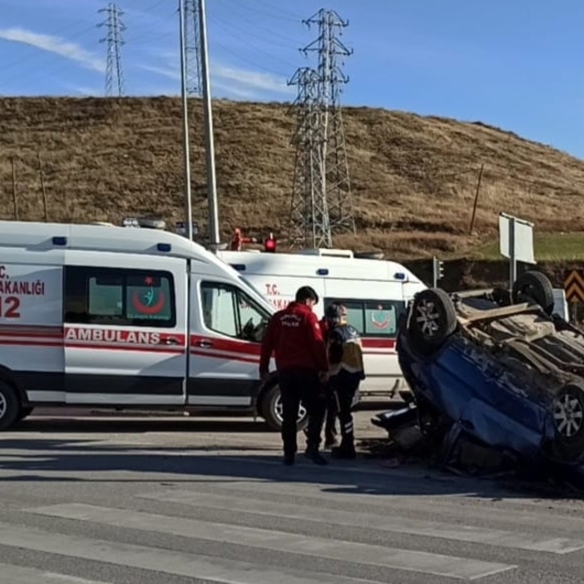 Çorum'da devrilen otomobildeki 3 kişi yaralandı