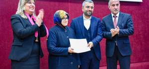 72 yaşındaki anne, belediye başkanı oğlunun elinden okuma yazma sertifikası...