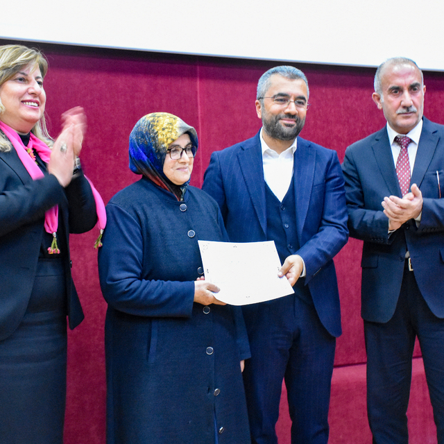 72 yaşındaki anne, belediye başkanı oğlunun elinden okuma yazma sertifikası...