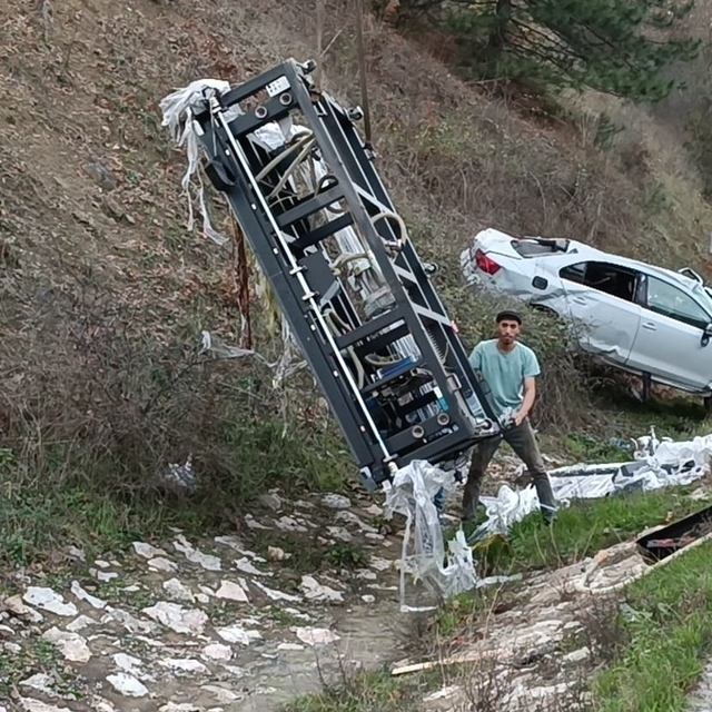 Bursa'da tırla çarpışarak takla atan otomobildeki 2 kişi yaralandı