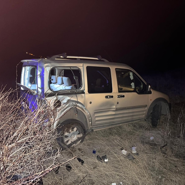 Erzincan'da yoldan çıkan kamyonetin camından düşen kadın hayatını kaybetti