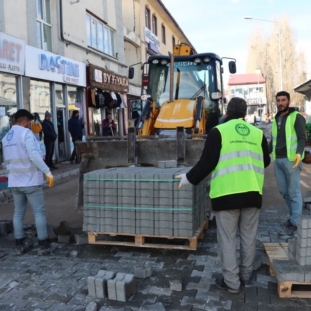 Çaldıran'da yol çalışmaları sürüyor