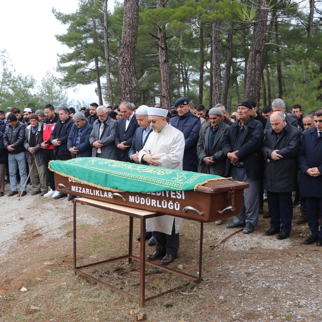 Göçükte ölen madenci toprağa verildi; 4 yaşındaki oğlu tabutuna sarıldı