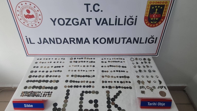 Yozgat'ta otomobilde 342 sikke, 24 yüzük ve 11 obje ele geçirildi