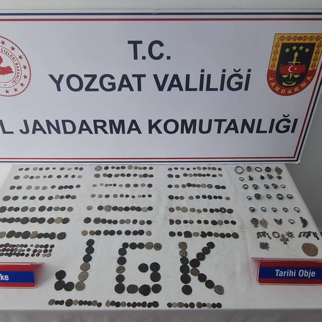 Yozgat'ta otomobilde 342 sikke, 24 yüzük ve 11 obje ele geçirildi