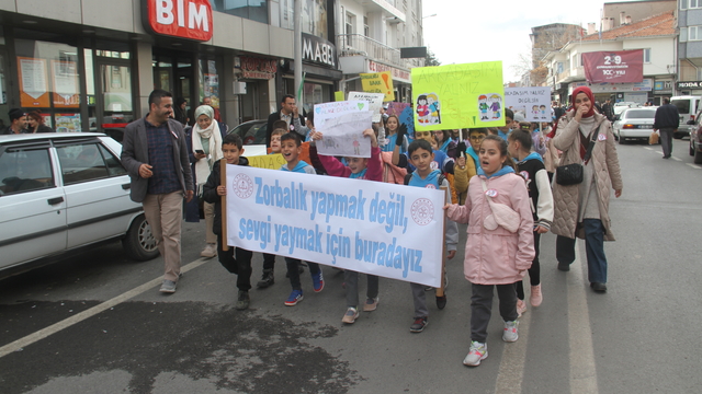 Beyşehir'de öğrenciler akran zorbalığına dikkat çekmek için yürüdü
