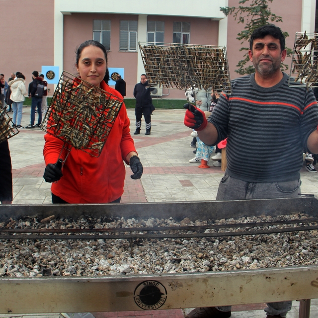 Sinop'ta şenlikte öğrencilere bir ton hamsi ikram edildi