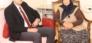 Taşova Kaymakamı Kılıç, şehit polisin ailesi ve mezarını ziyaret etti