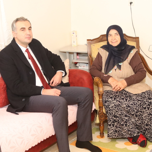 Taşova Kaymakamı Kılıç, şehit polisin ailesi ve mezarını ziyaret etti