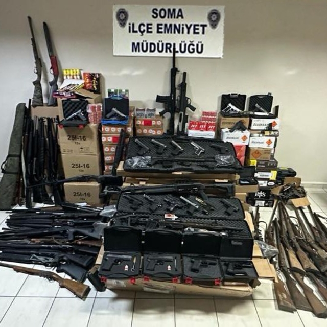 Manisa'da ruhsatsız ve faturasız tüfek satışı yaptığı öne sürülen 2 kişi tu...