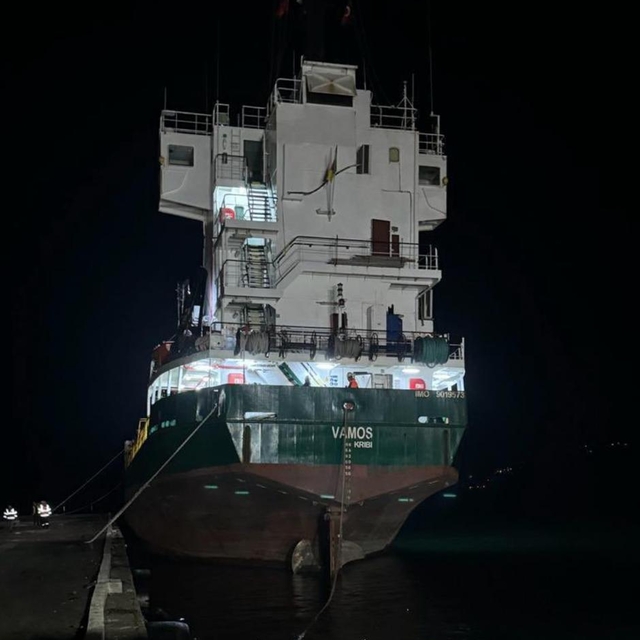 İnebolu'da karaya oturan gemi kurtarıldı