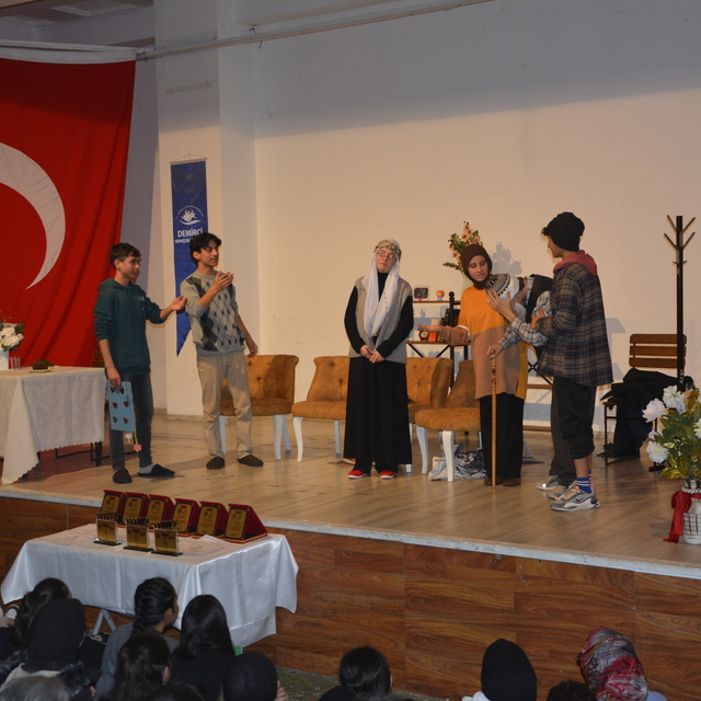 Demirci'de liseler arası skeç yarışması