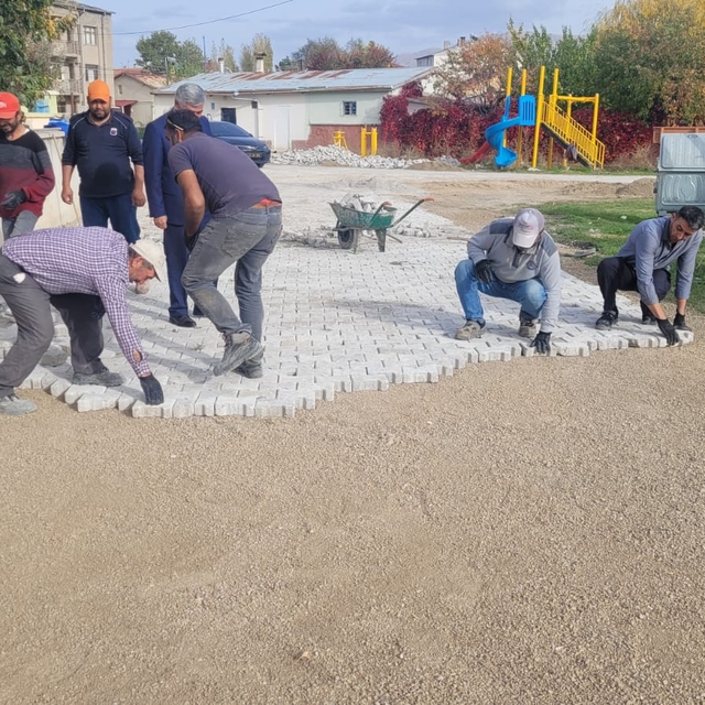 Ulaş'ta parke taşı döşeme çalışmaları sürüyor