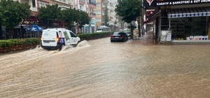 Antalya Kumluca'da sağanak hayatı olumsuz etkiledi