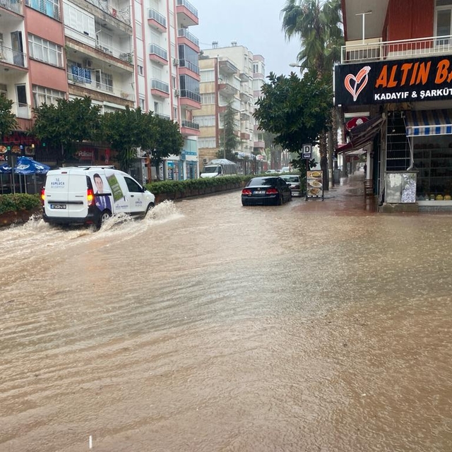 Antalya Kumluca'da sağanak hayatı olumsuz etkiledi