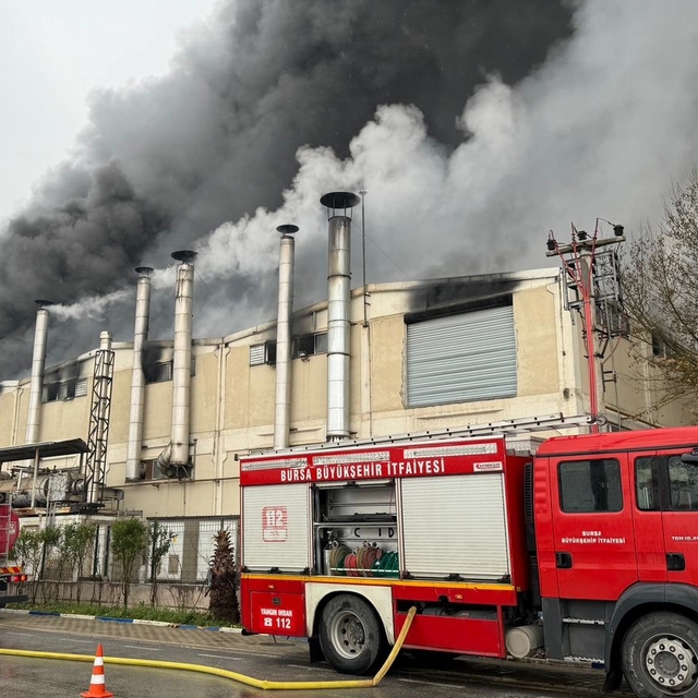 Bursa'da tekstil fabrikasında çıkan yangına müdahale ediliyor