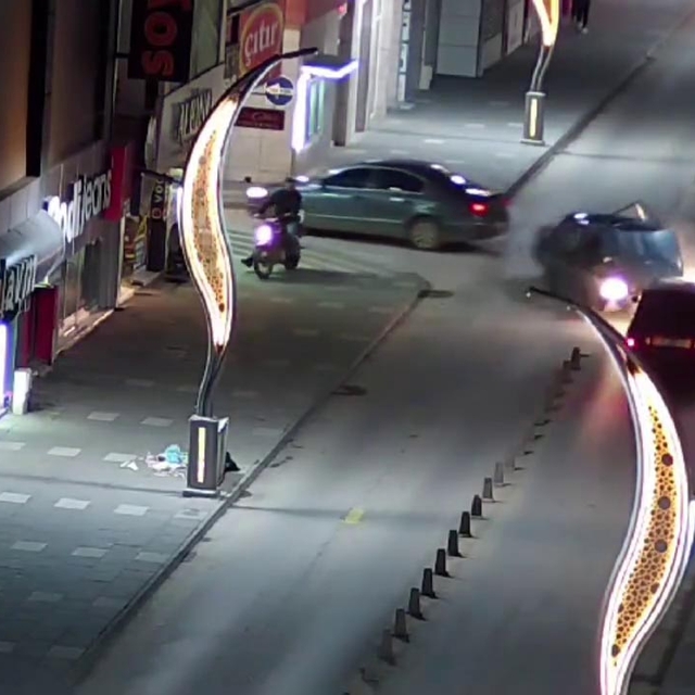 2 otomobilin kafa kafaya çarpıştığı kaza kamerada; 2 sürücü yaralı