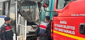 Manisa'da midibüsle çöp kamyonunun çarpışması sonucu 17 kişi yaralandı