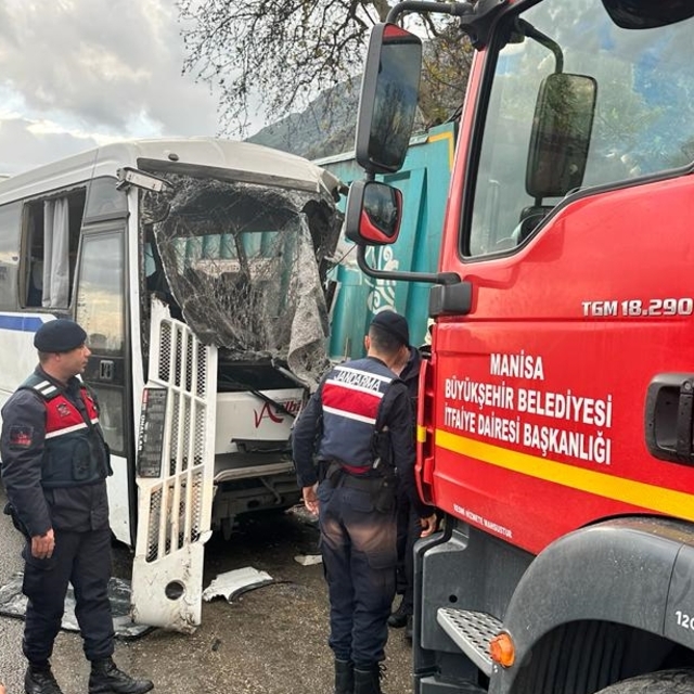 Manisa'da midibüsle çöp kamyonunun çarpışması sonucu 17 kişi yaralandı