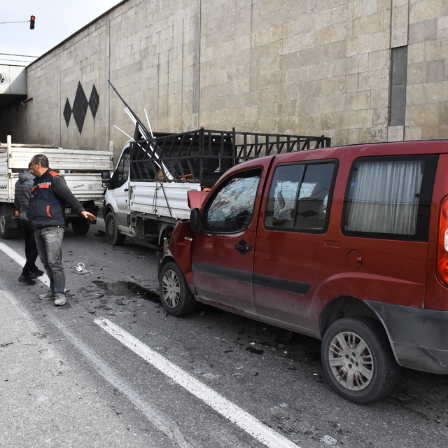 Van'da 4 aracın karıştığı kazada 2 kişi yaralandı