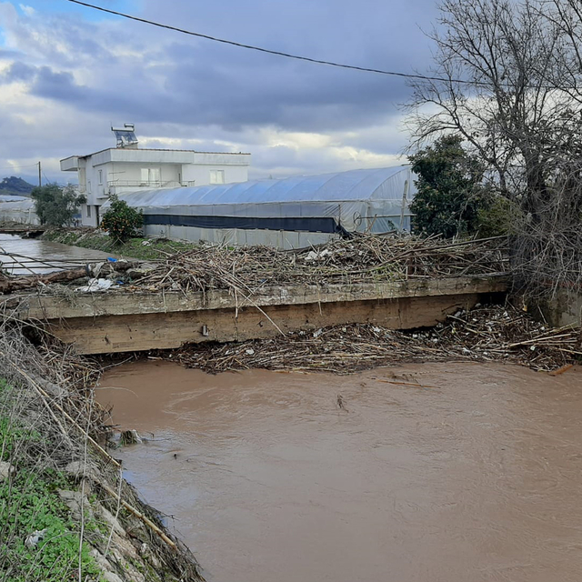 Antalya'da sağanak; ev ve iş yerlerini su bastı
