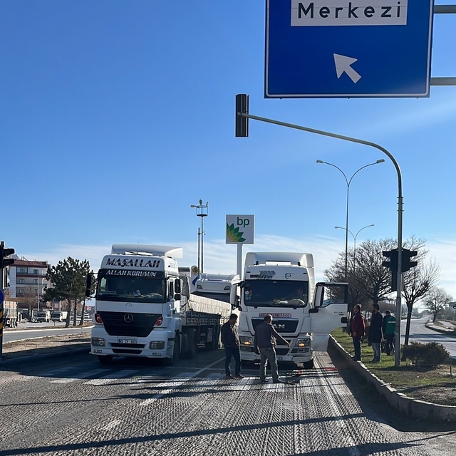Konya'da tanker ile otomobil çarpıştı 4 kişi yaralandı