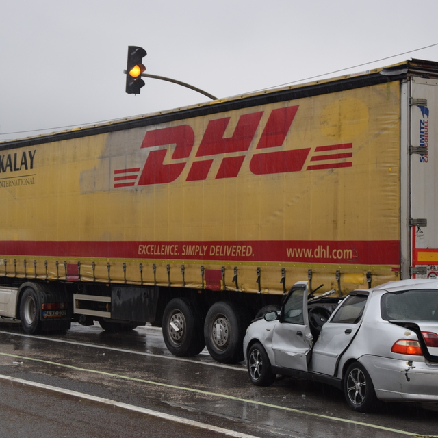 Bilecik'te otomobilin tırın altına girdiği kazada 1 kişi öldü