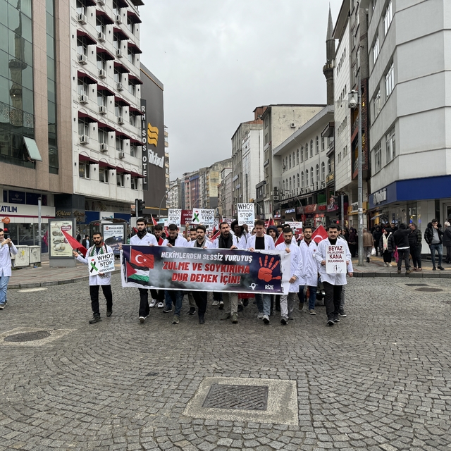 Karadeniz'de 3 ilde doktorlar "sessiz yürüyüş" ile İsrail'i protesto etti