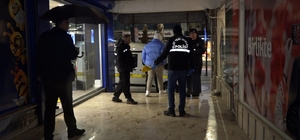 İş yerinin önünde içki içtiği için kendisini uyaran baba ile 2 oğlunu bıçakladı