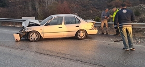 Burdur'da bariyere çarpan otomobildeki 3 kişi yaralandı