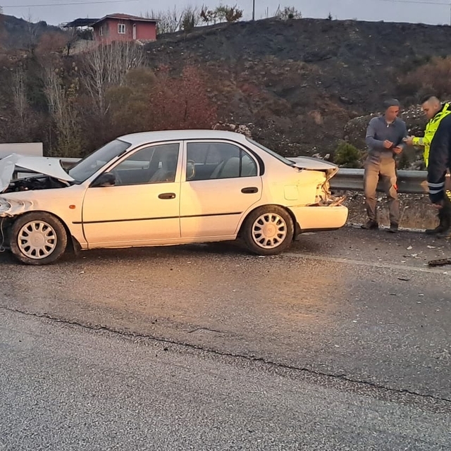 Burdur'da bariyere çarpan otomobildeki 3 kişi yaralandı