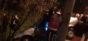 Sakarya'da otomobil beton direğe çarptı; 4 yaralı