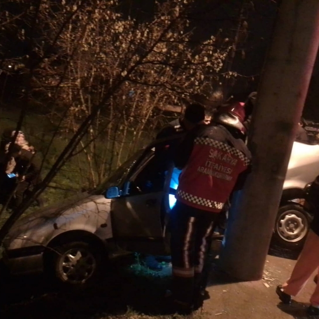 Sakarya'da otomobil beton direğe çarptı; 4 yaralı