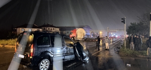 Sakarya'da hafif ticari aracın tırla çarpıştığı kazada 2 kişi yaralandı