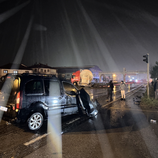 Sakarya'da hafif ticari aracın tırla çarpıştığı kazada 2 kişi yaralandı