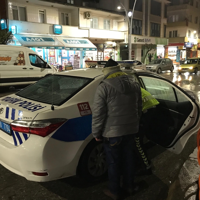 Akyazı'da motosikletin çarptığı yabancı uyruklu kadın yaralandı
