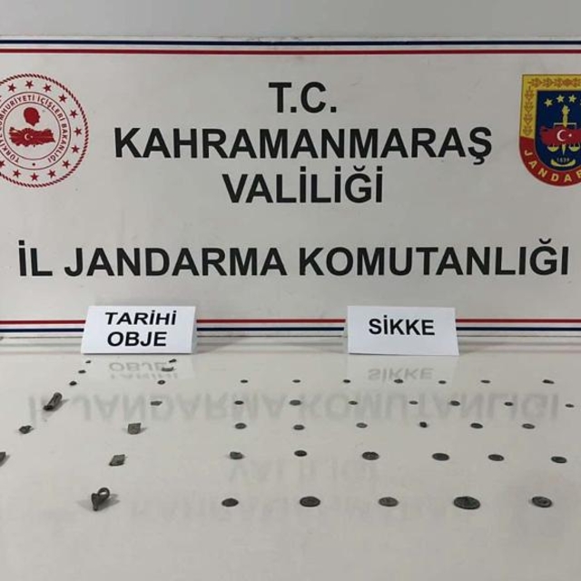 Kahramanmaraş'ta otomobilde 38 sikke ve 12 obje ele geçirildi