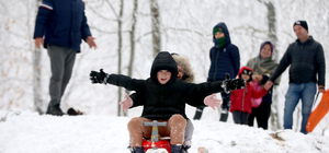 Kırklareli'nde vatandaşlar kartopu oynayıp kızakla kayarak eğlendi