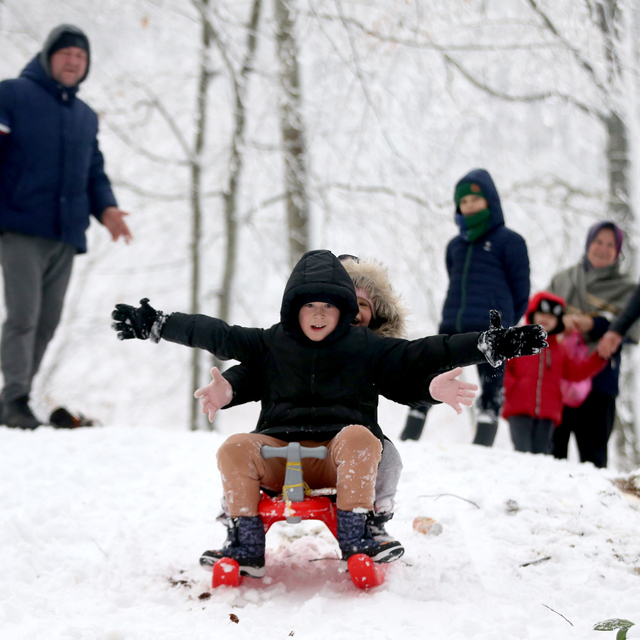 Kırklareli'nde vatandaşlar kartopu oynayıp kızakla kayarak eğlendi