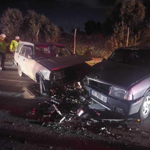 İzmir'de iki aracın çarpıştığı kazada 3 kişi yaralandı