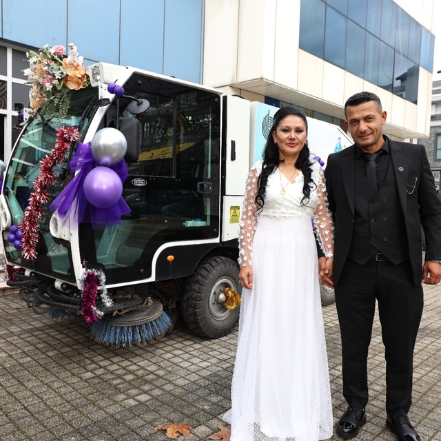 Belediye personeli çift, süpürge aracını gelin arabası yaptı