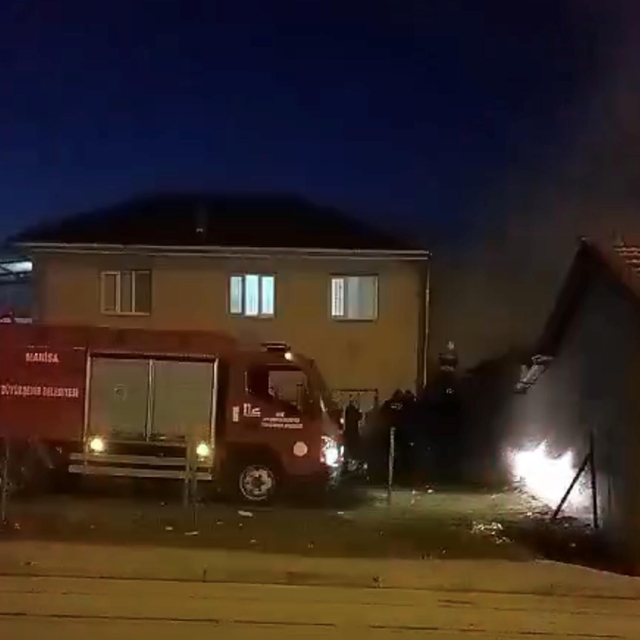 Manisa'da tek katlı ev yangında kullanılamaz hale geldi