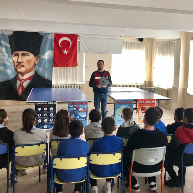 Edirne'de jandarma ekipleri öğrencilere "güvenli internet kullanımı" eğitim...