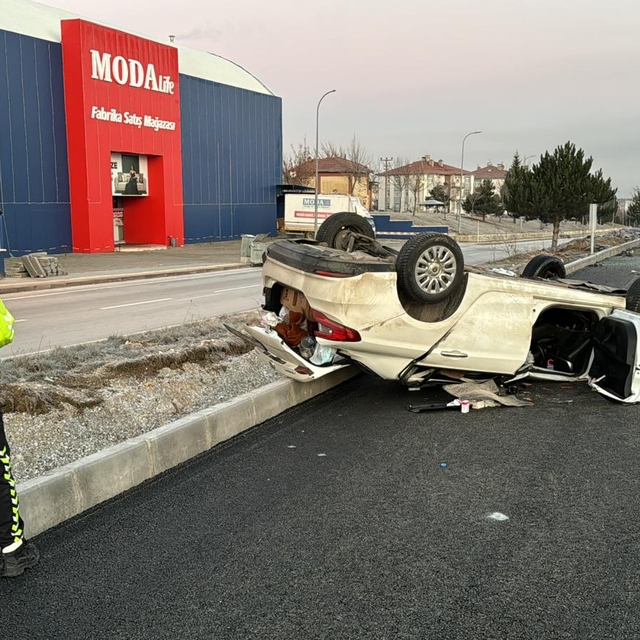 Kütahya'da devrilen otomobilin sürücüsü yaralandı