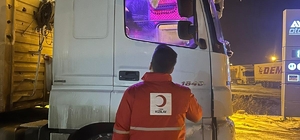 Ardahan'da Kızılay kar nedeniyle araçlarıyla yolda kalanlara gıda ve içecek...